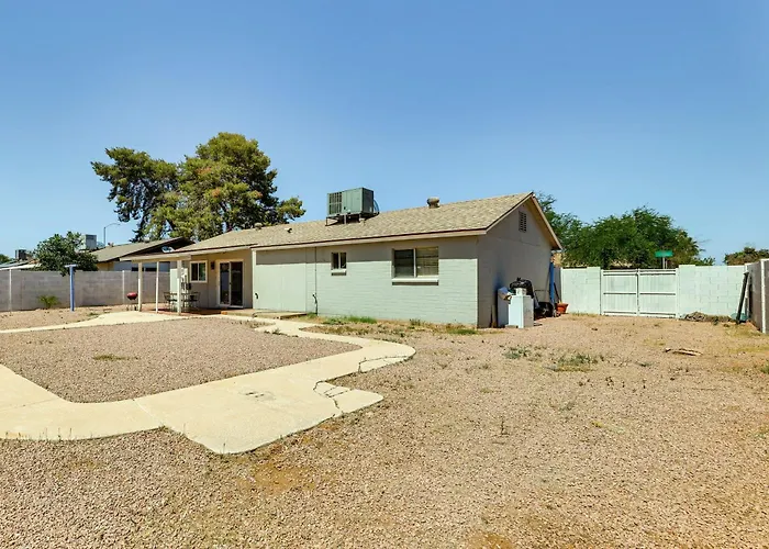Holiday home 3 Mi To Dtwn Mesa: W/ Fenced Backyard! Mesa