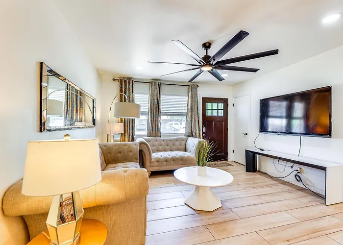 3 Mi To Dtwn Mesa: W/ Fenced Backyard! Holiday home Mesa